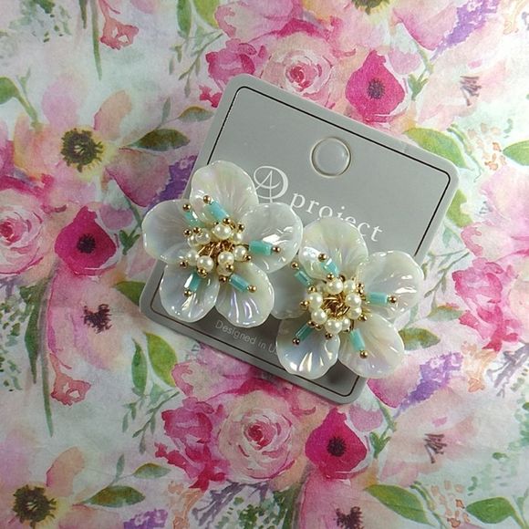 Beautiful Retro Floral Shell Like Earrings - Picture 2 of 9